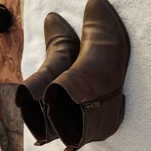 Womans sz 9 chaps brown low heel ankle boots
